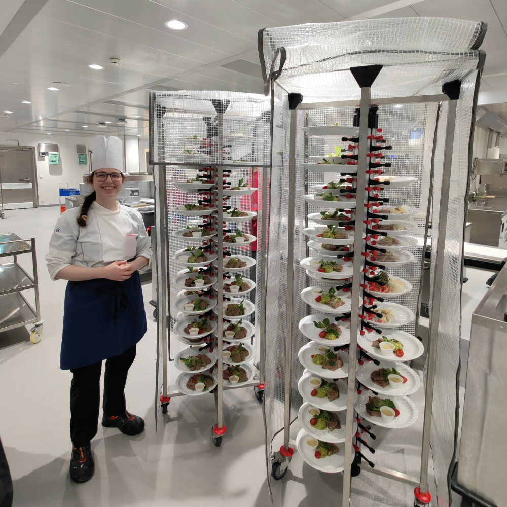 Effizient, hygienisch und flexibel: So setzt das Kantonsspital Baden auf Tellerstapler von Plate Mate